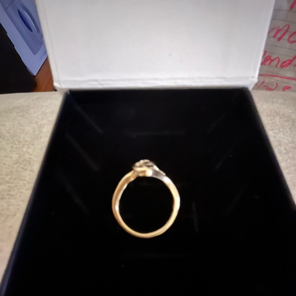 10 karat yellow gold diamond swirl ring, size 5 1/2, beautiful great condition - Picture 5 of 10